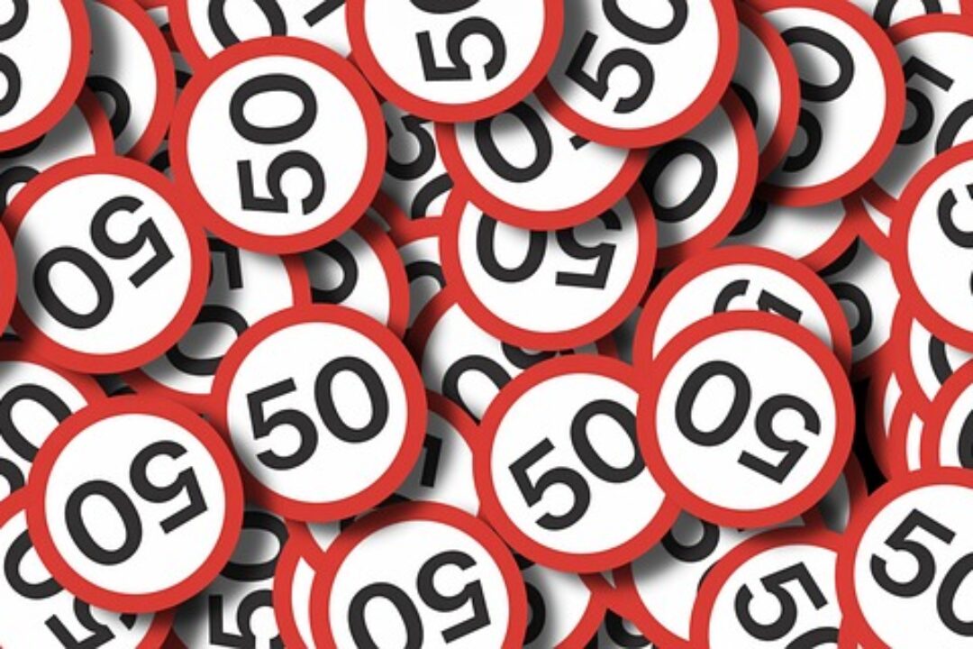 50 metri di linea luminosa ininterrotta con unico schermo. Come si realizza?